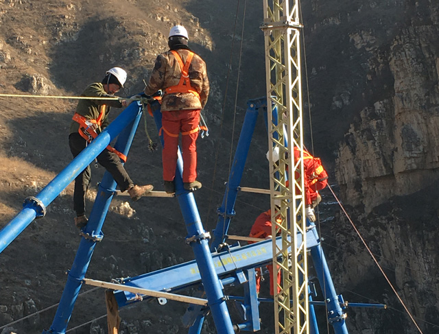 我公司研发的超重型索道支架架设施工现场